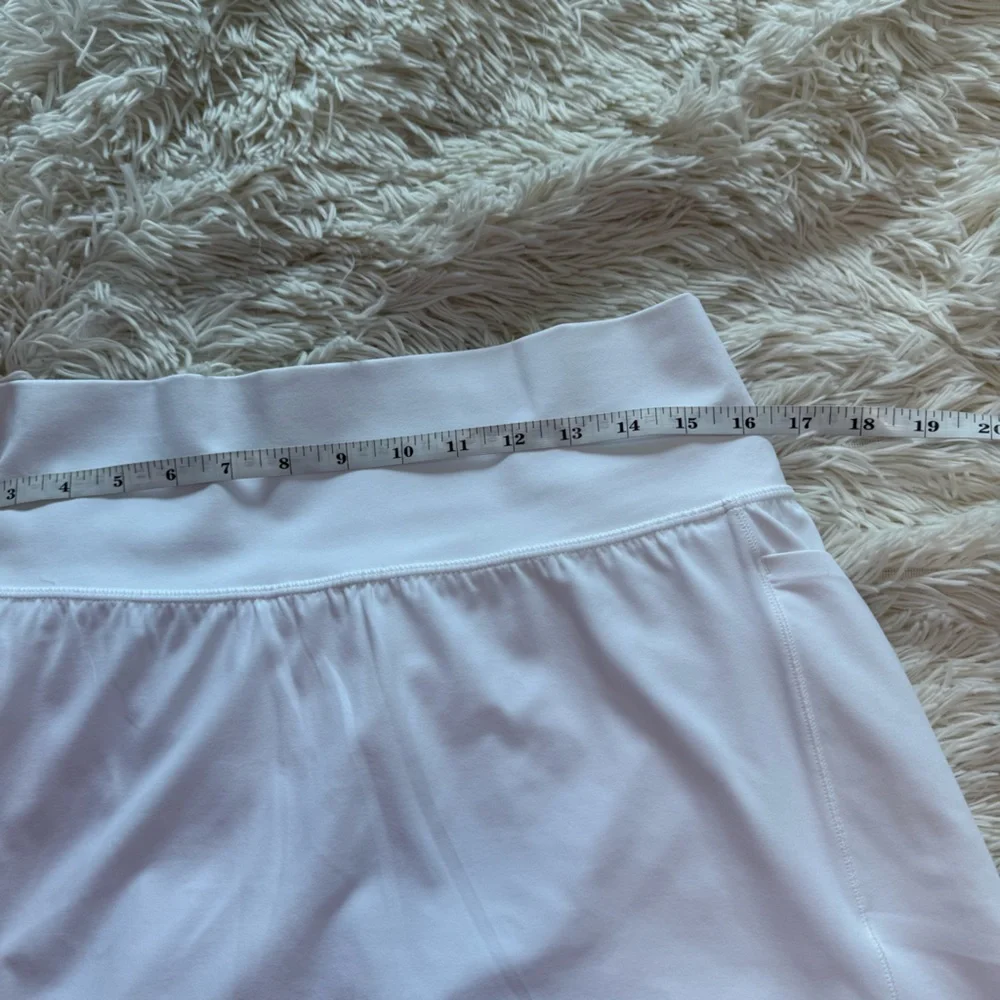Athleta Bright White Salutation Stash Pocket 14.5” Skort Size Large